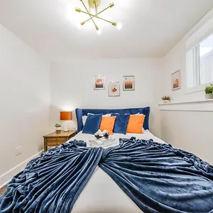  Holiday home Tropical Oasis - King Beds - Free Netflix & Parking - Fast Wi-fi Canada