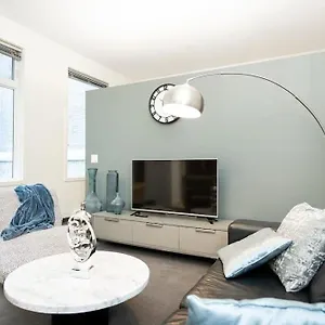  Holiday home Premium 2bd Loft Dt Heated Parking Rooftop Patio Bbq Gym Coffee Canada
