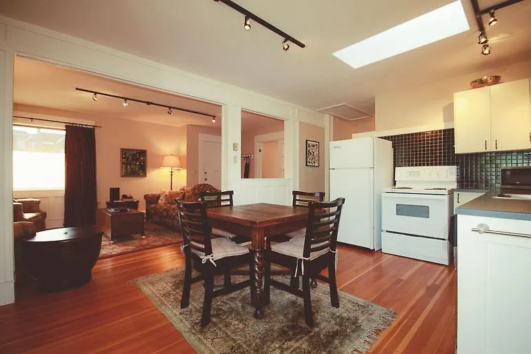 Spinnakers Gastro Brewpub & Guesthouses Victoria Inn