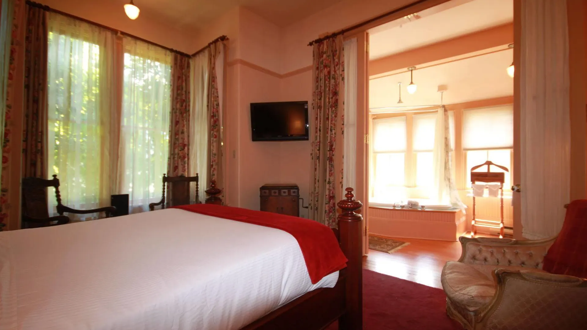 Spinnakers Gastro Brewpub & Guesthouses Victoria Inn